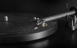 Pro-Ject Debut III DC Piano OM5 gramofon